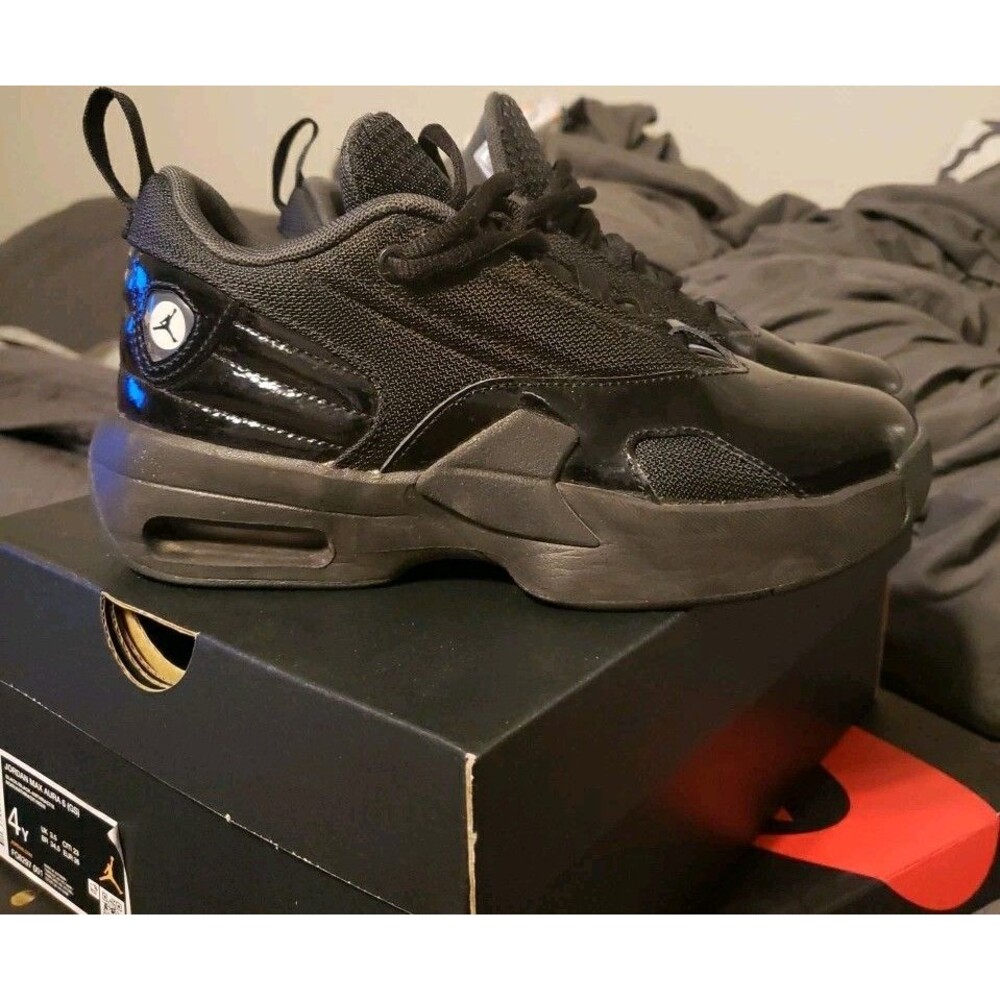 Jordan Max Aura 6 Size 4Y